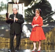 <b>67岁洪金宝获终身成就奖 调侃自己是"老鲜</b>